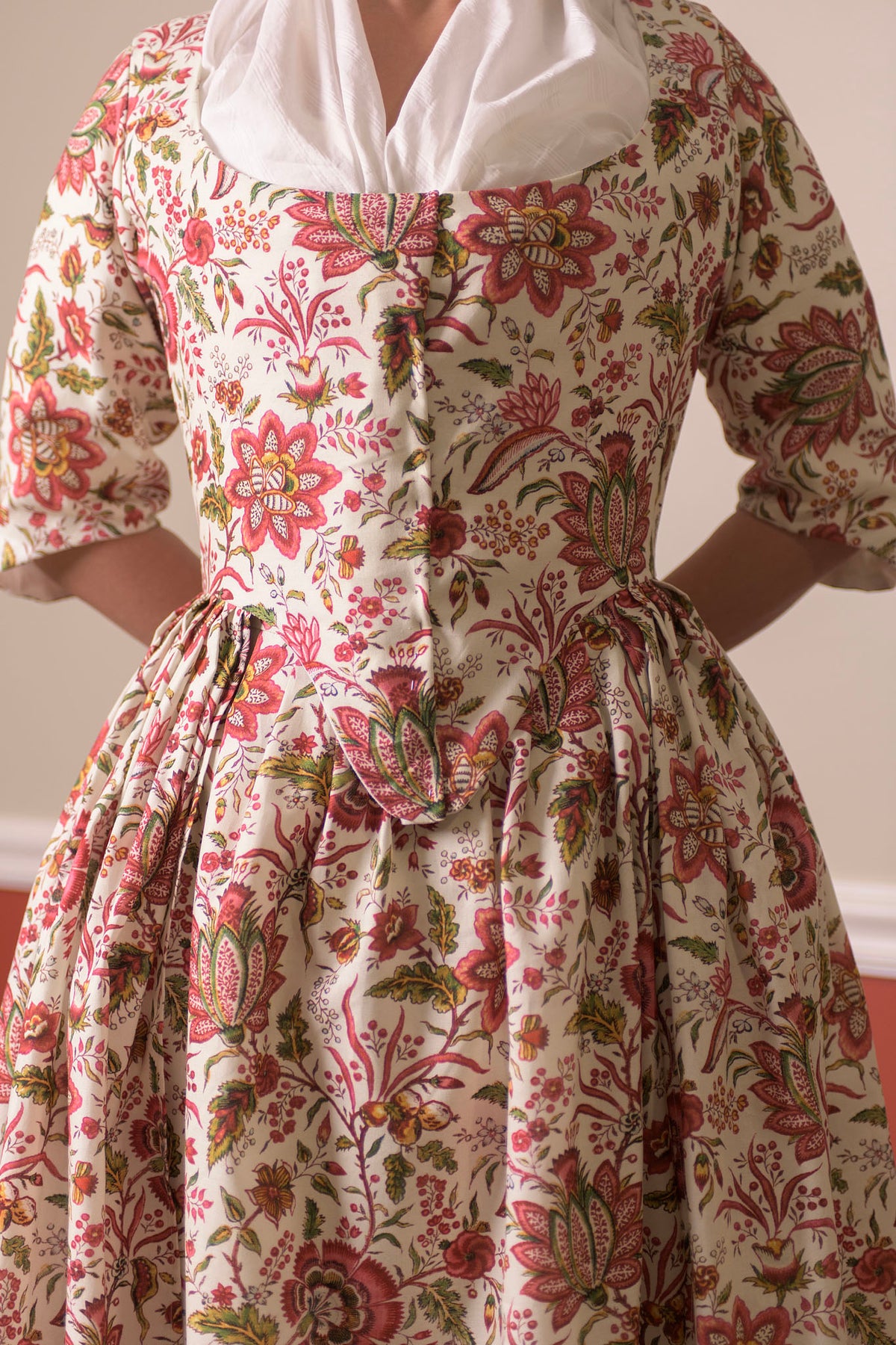 Robe à l&#39;Anglaise | Red Exotic Flowers | 1770 - 1785