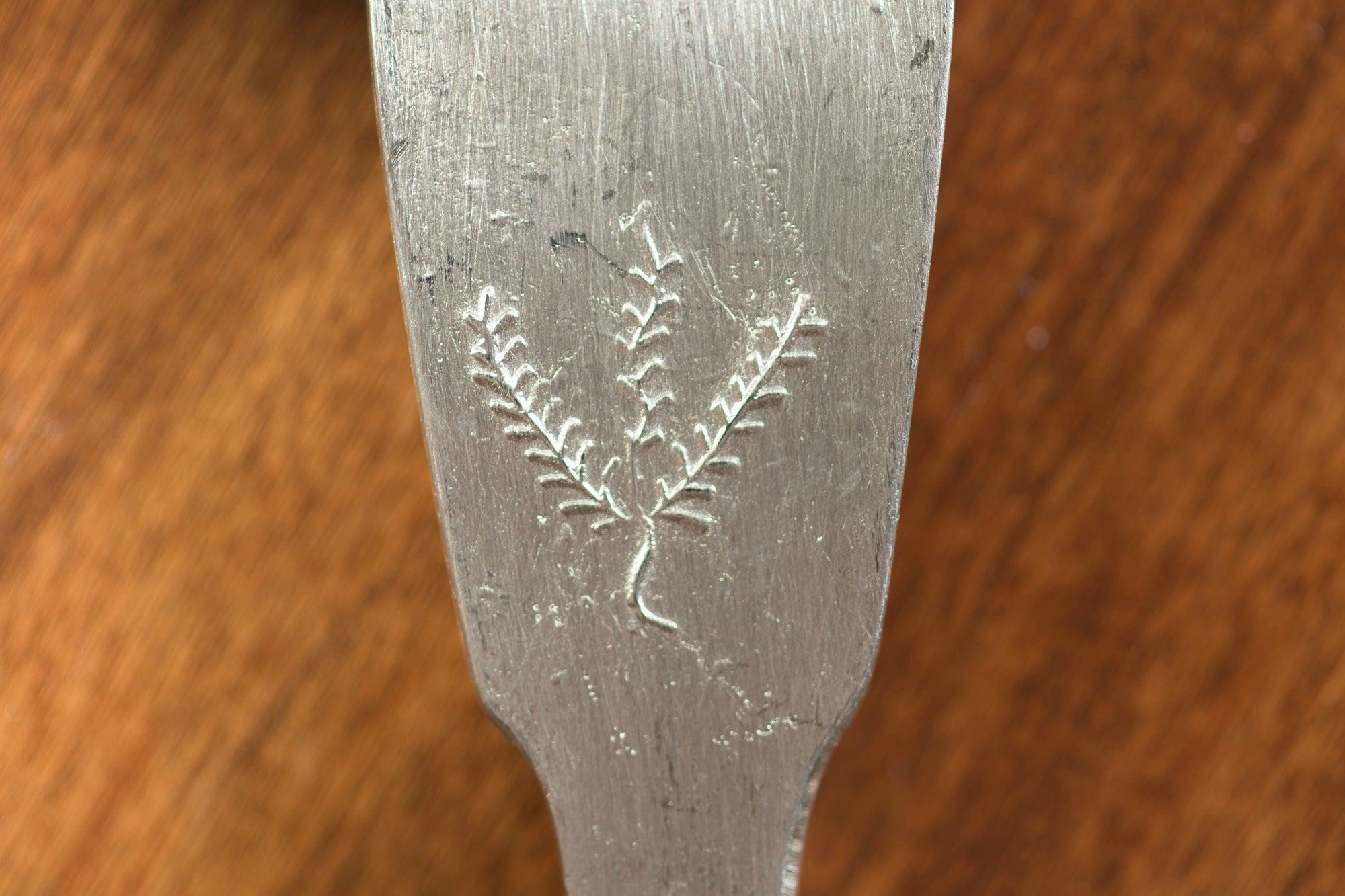 Cuillère en étain à dos de violon