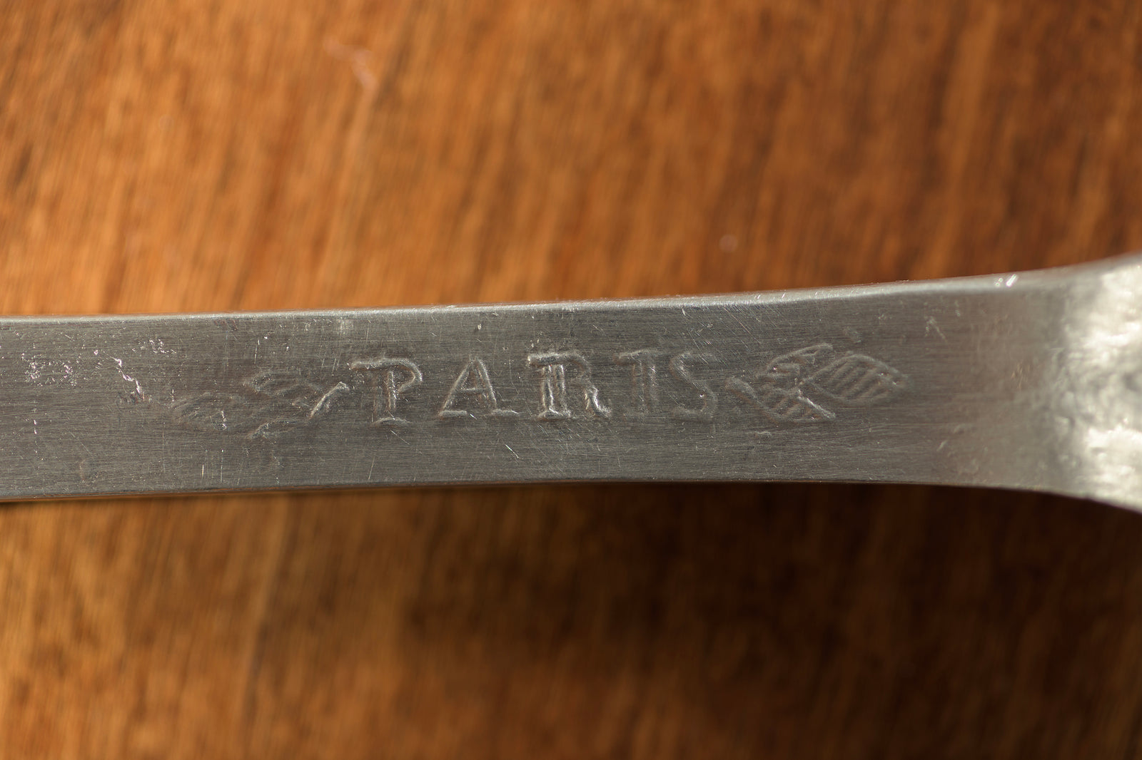 Cuillère en étain à dos de violon