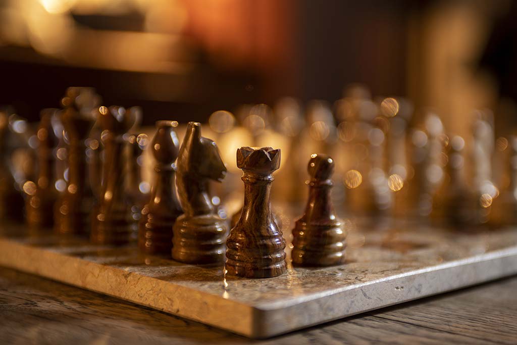 Jeu d'échecs en marbre marron et beige